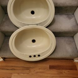2 Bathroom Sinks 