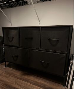 Black 5-Drawer Dresser / Storage Cabinet