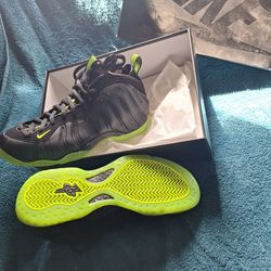 Nike Air Foamposite size 10.5 never worn . In the boxs.