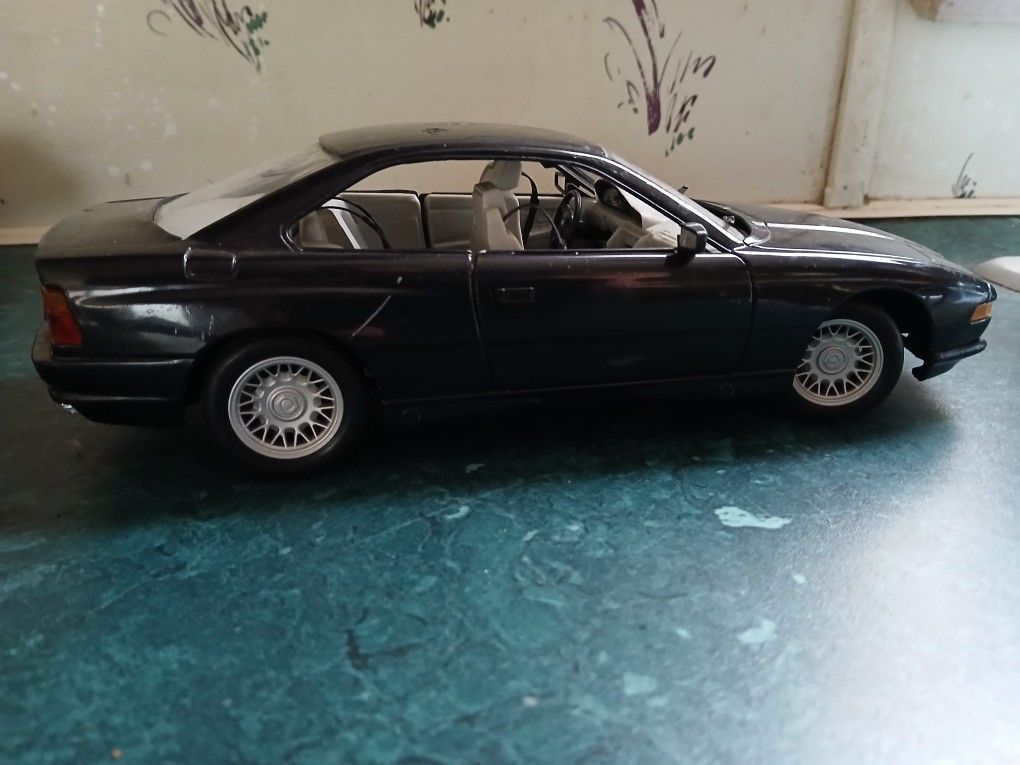 Toy Die-Cast 1:18 Scale Car 