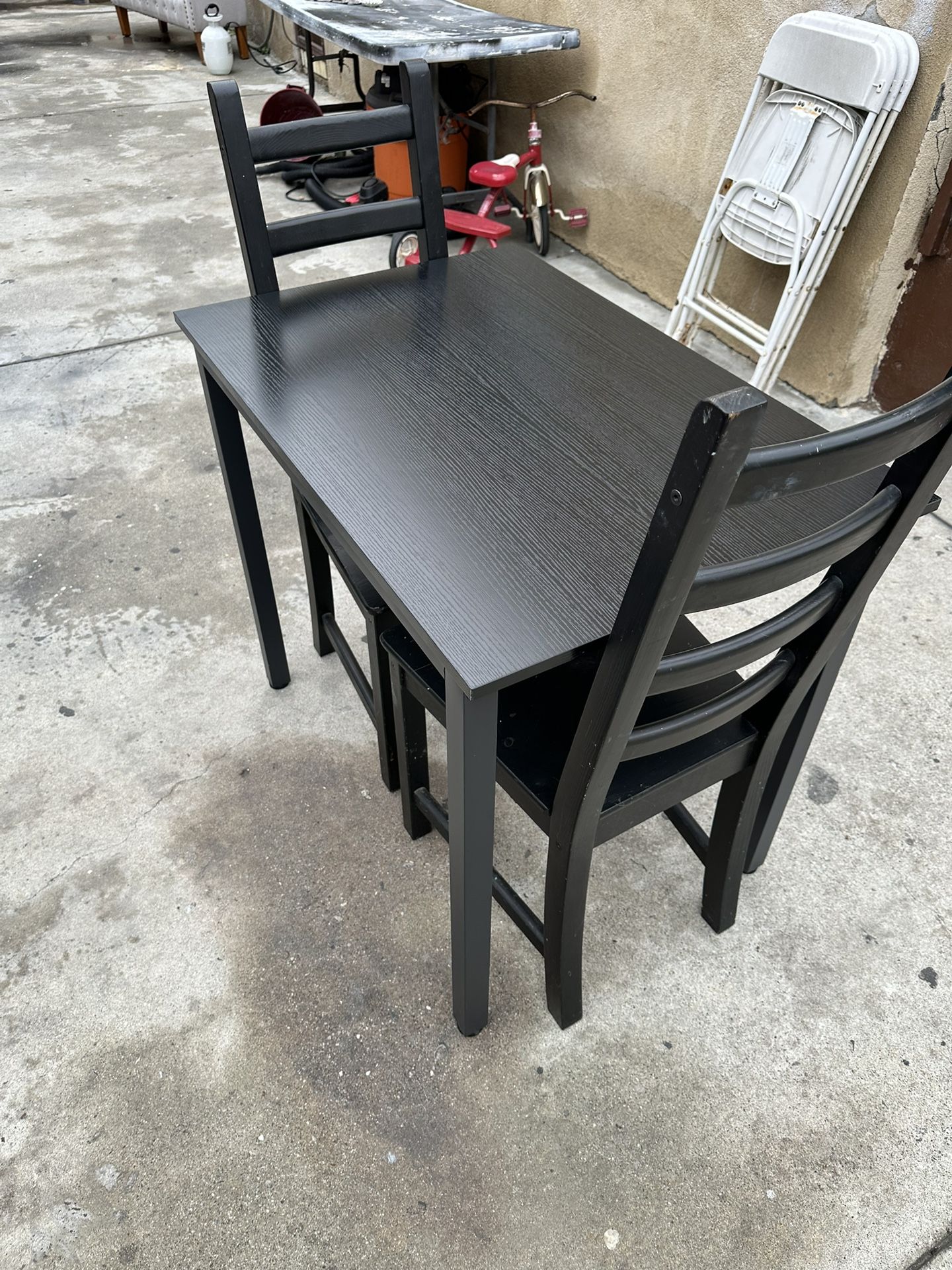 Desk with 2 ikea chairs