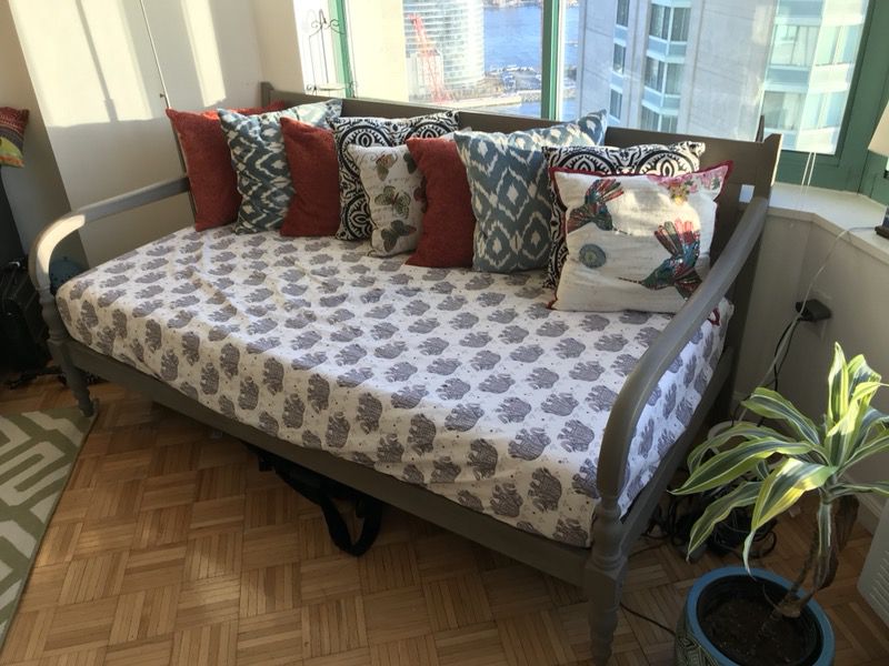 Daybed frame and mattress