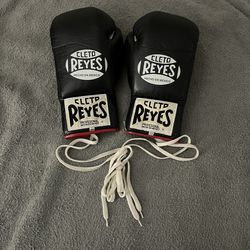 Cleto Reyes professional 8oz leather boxing gloves