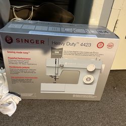 SINGER HEAVY DUTY 4423  SEWING MACHINE