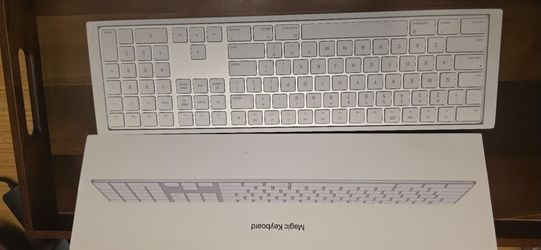 Apple Magic Keyboard with Numeric Keypad (White) – Great Condition in original box