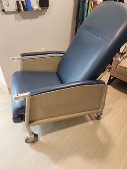 Patient reclining mobile chairs with tray