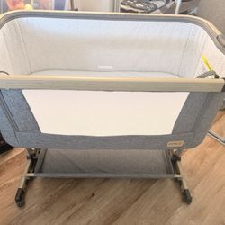 Amke Bassinet Like New 