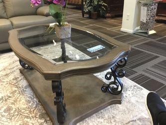 Beautiful set coffe table and 2 end tables!