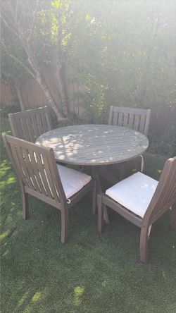 Round Table and chairs
