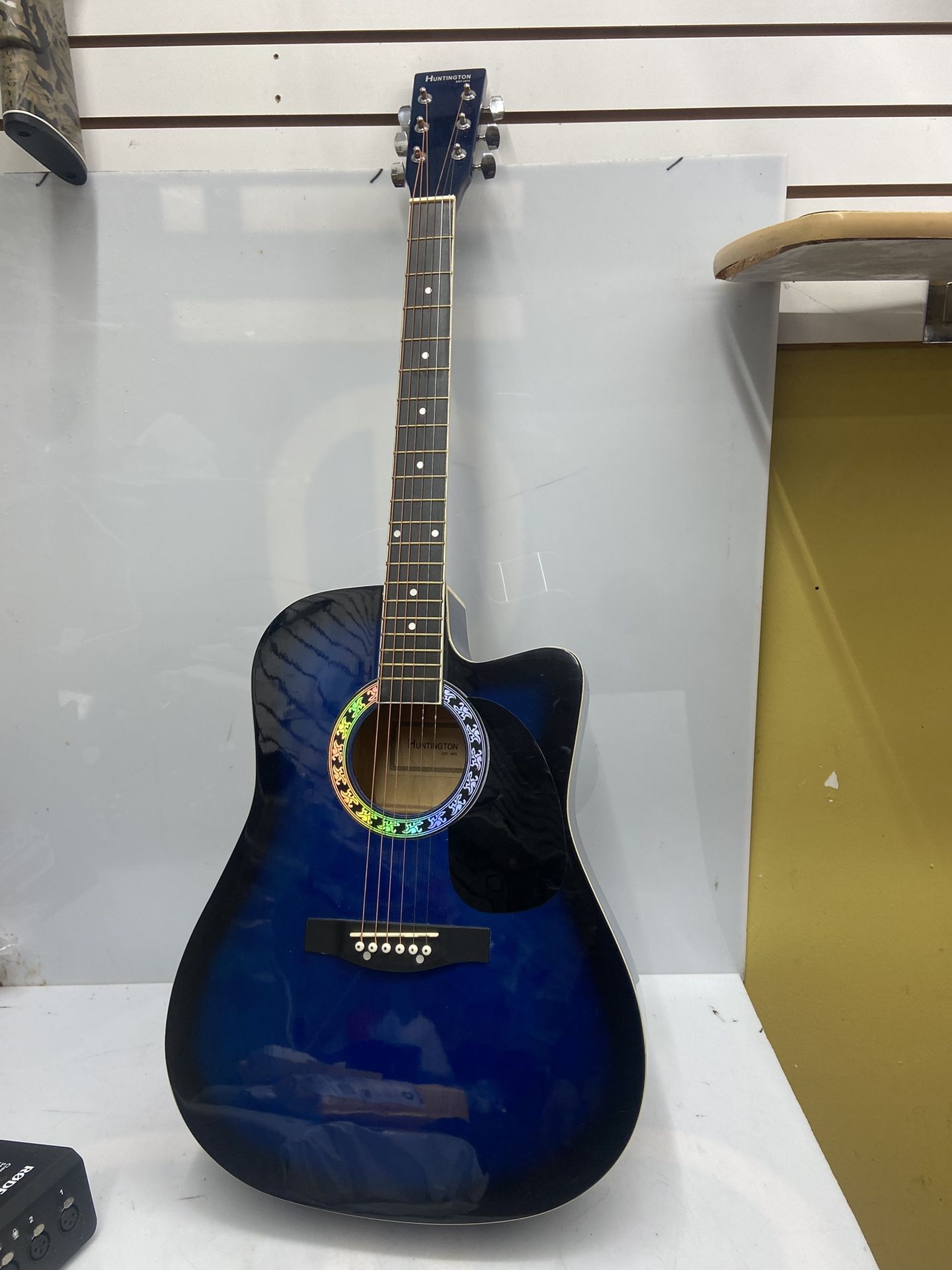 Huntington 6 Strings Acoustic Guitar Excellent Conditions