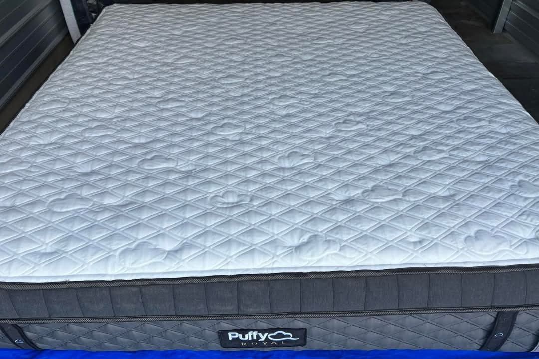 Puffy Royal Hybrid Mattress, King, Like New, Perfect Condition
