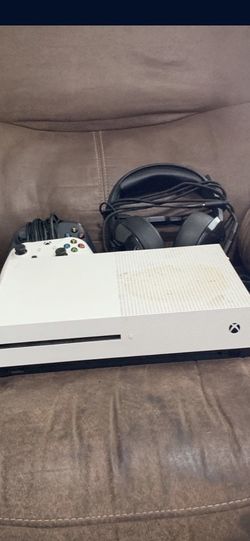 Xbox 1 S Two Controllers and Mic