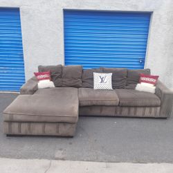 Beautiful sectional couch 🛋 very clean 👌