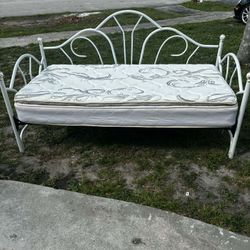 Daybed With Pillow Top Matress