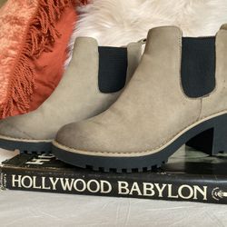 Genuine Leather Caslon Chelsea Boots- Size 5.5