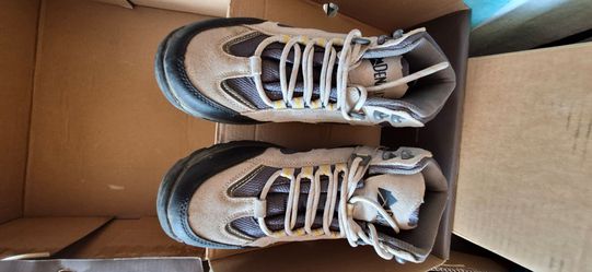 8 1/2 Women hiking shoes