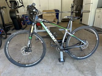 2013 Giant XTC Composite 29er 1 – Carbon Mountain Bike