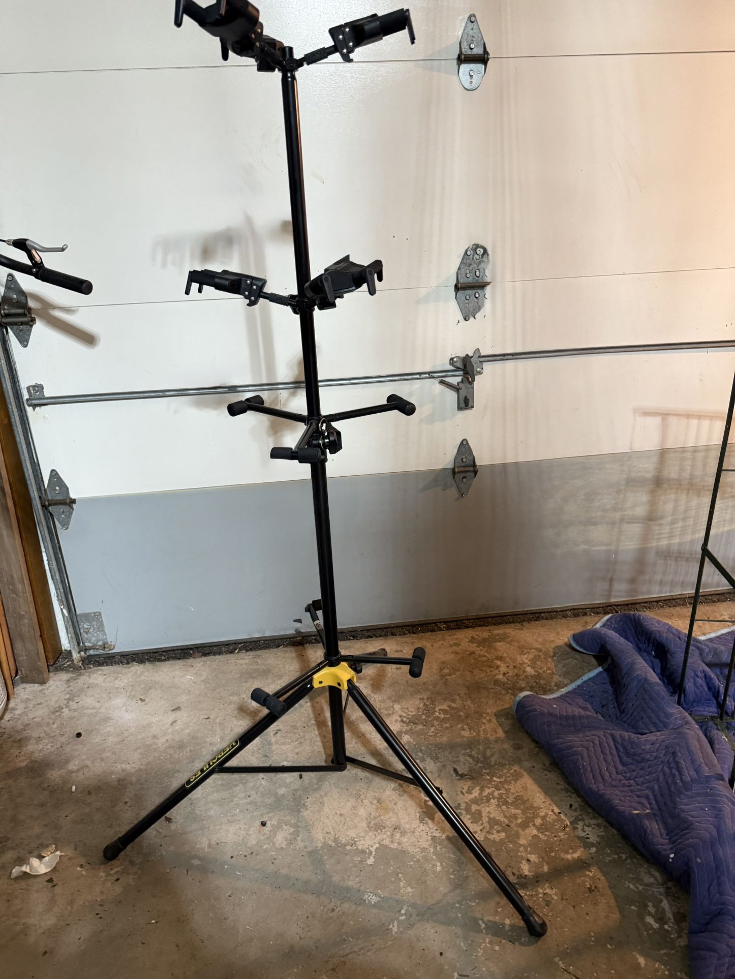GUITAR STAND HOLDS 6 GUITARS! - Hercules GS526B PLUS 6-PC Auto Grip System (AGS) Guitar Stand