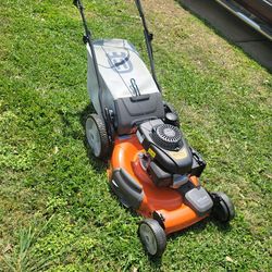 Husqvarna lawn mower  honda engine HU 700 F
