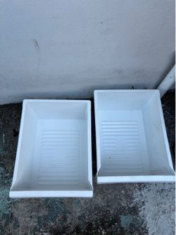 Crisper drawers and wire racks