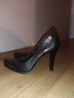 Size 7 black Via Una heels
