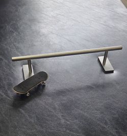 Fingerboard rail