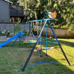 Free Backyard Playground Set in S. Everett