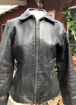 Women’s leather fitted lined jacket. Size M. Guess U. S. A.