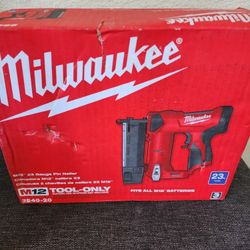 MILWAUKEE M12 GAUGE PIN NAILER 