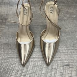 Like New/Gold Pumps 