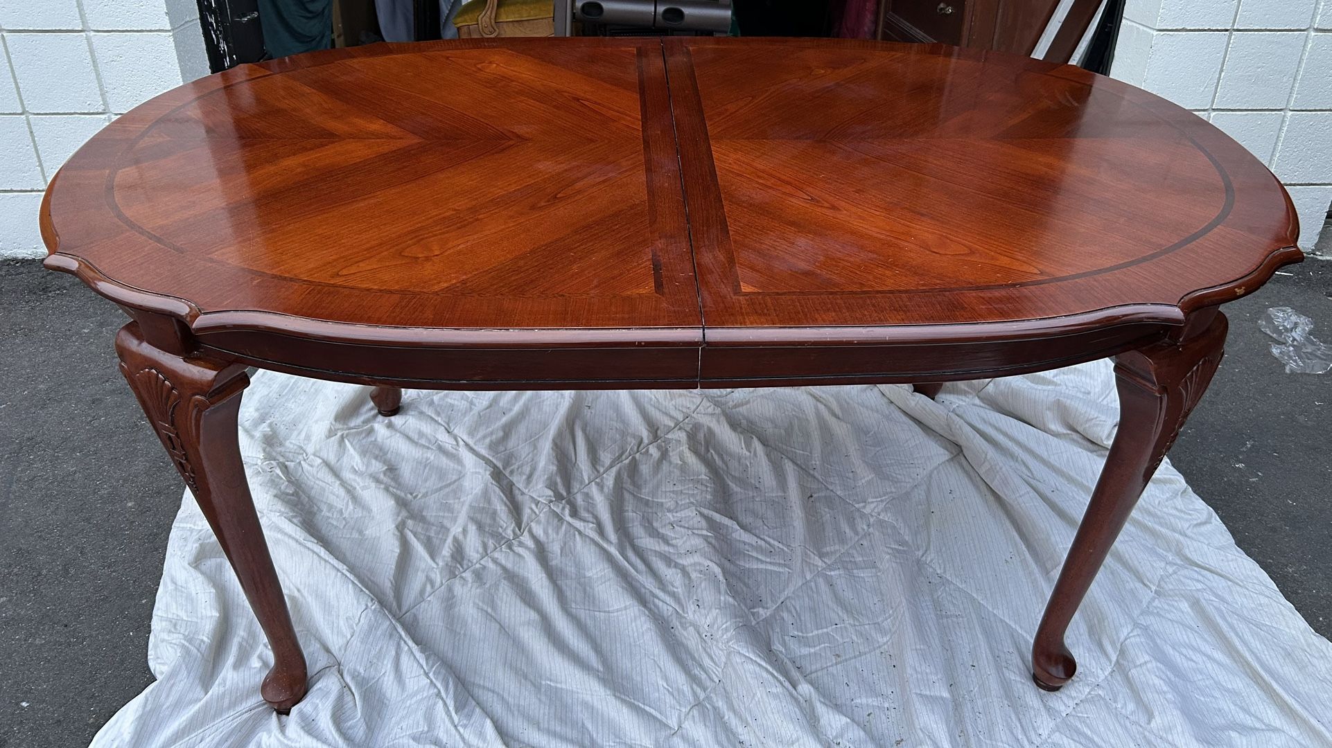Vintage Queen Anne style oval extended dining table reddish brown L65”-L83”*W42”*H31”(address in description