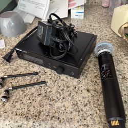 SHURE  WIRELESS MICROPHONES LIKE NEW 