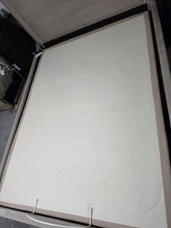 Queen Adjustable Base - in Excellent condition