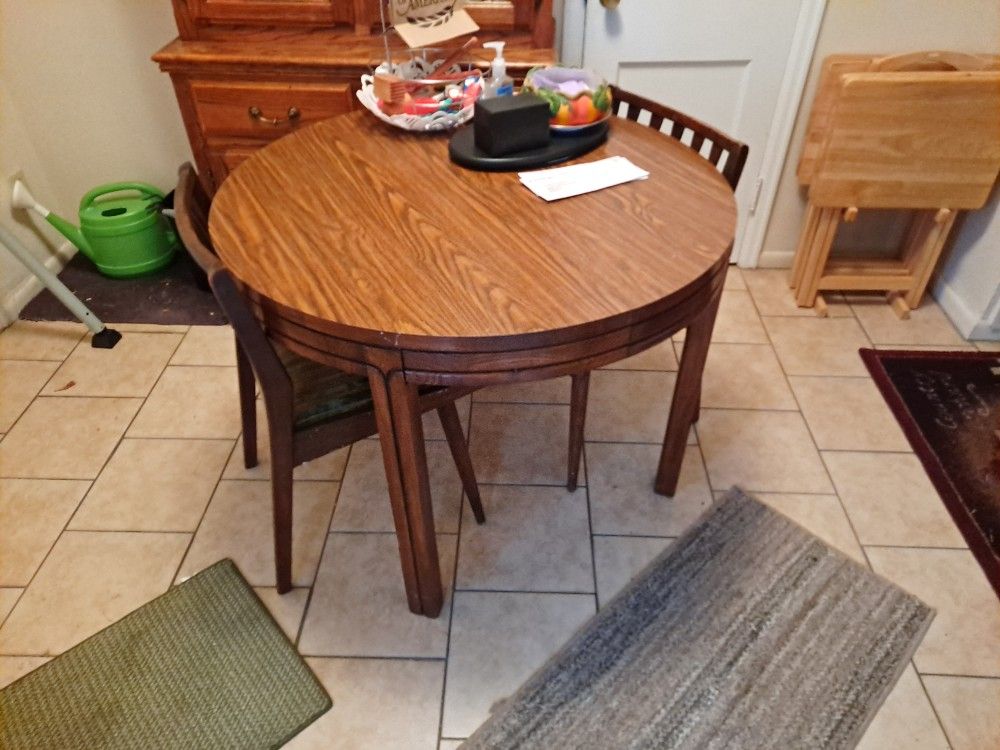 Dining room. 4 chairs. Leaf.