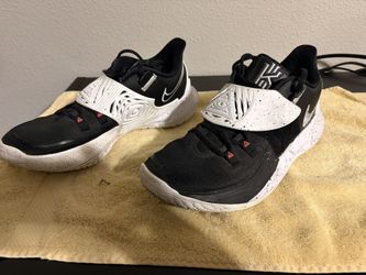 CASH/TRADE Nike Kyrie Low 3 Basketball Sneakers