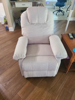 For Sale: Brand New Unboxed Massaging Reclining Chair