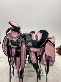 Montura charra bordada con cantinas desmontables