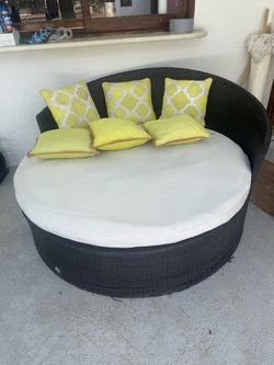 Cabana bed with pillows