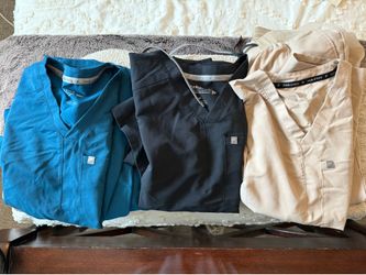 Men’s size Medium Fabletics - 3 sets/scrubs