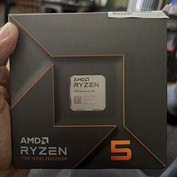 AMD Ryzen 7000 series processor w/ heat sink