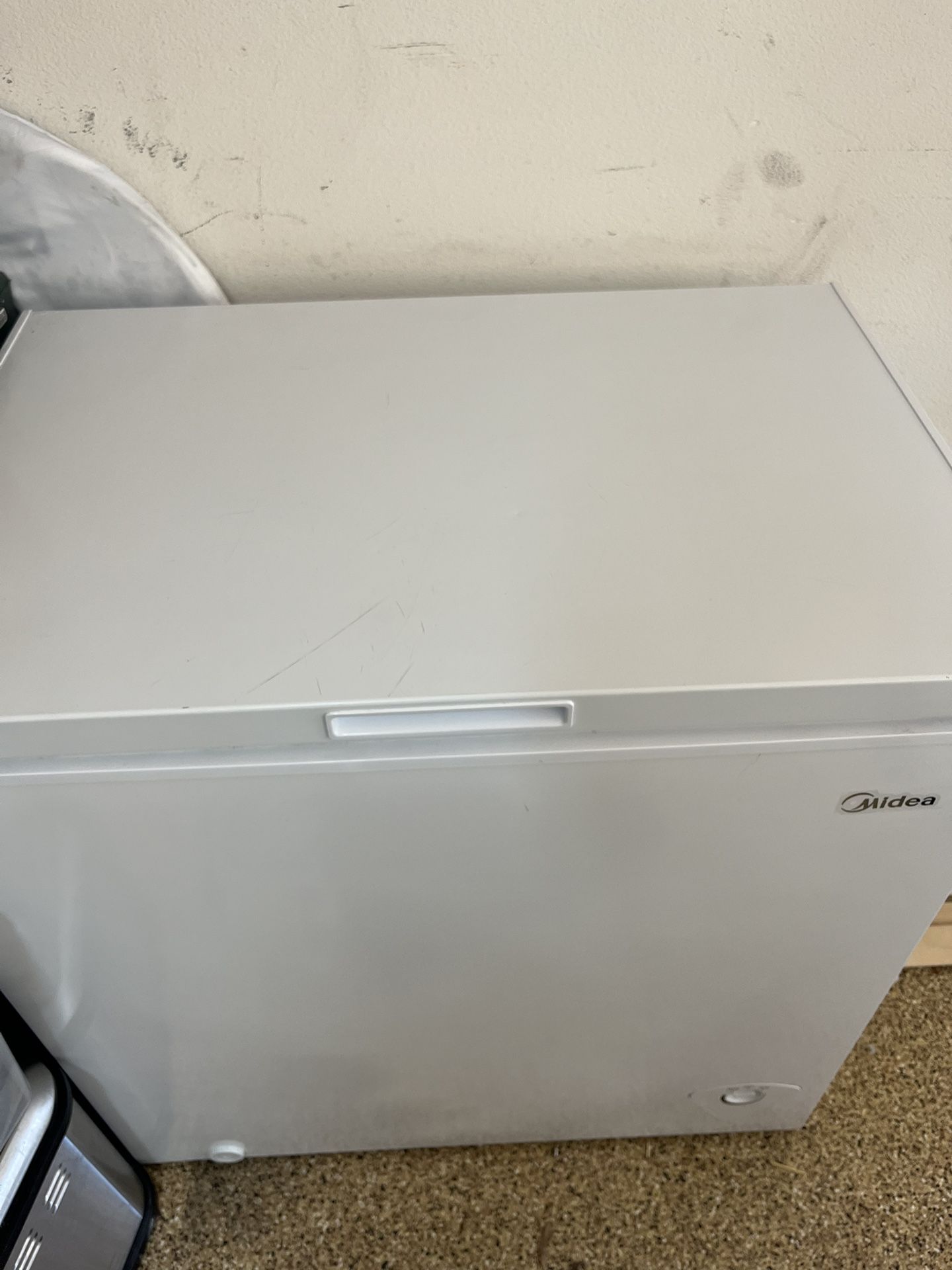 Midea 7.0 Cu. Ft. White Convertible Chest Freezer