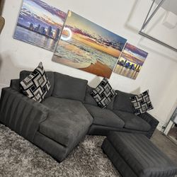 * Like New * Living Spaces 3pc Sectional Sofa & Ottoman ( Free Delivery )