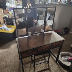 Vanity dresser
