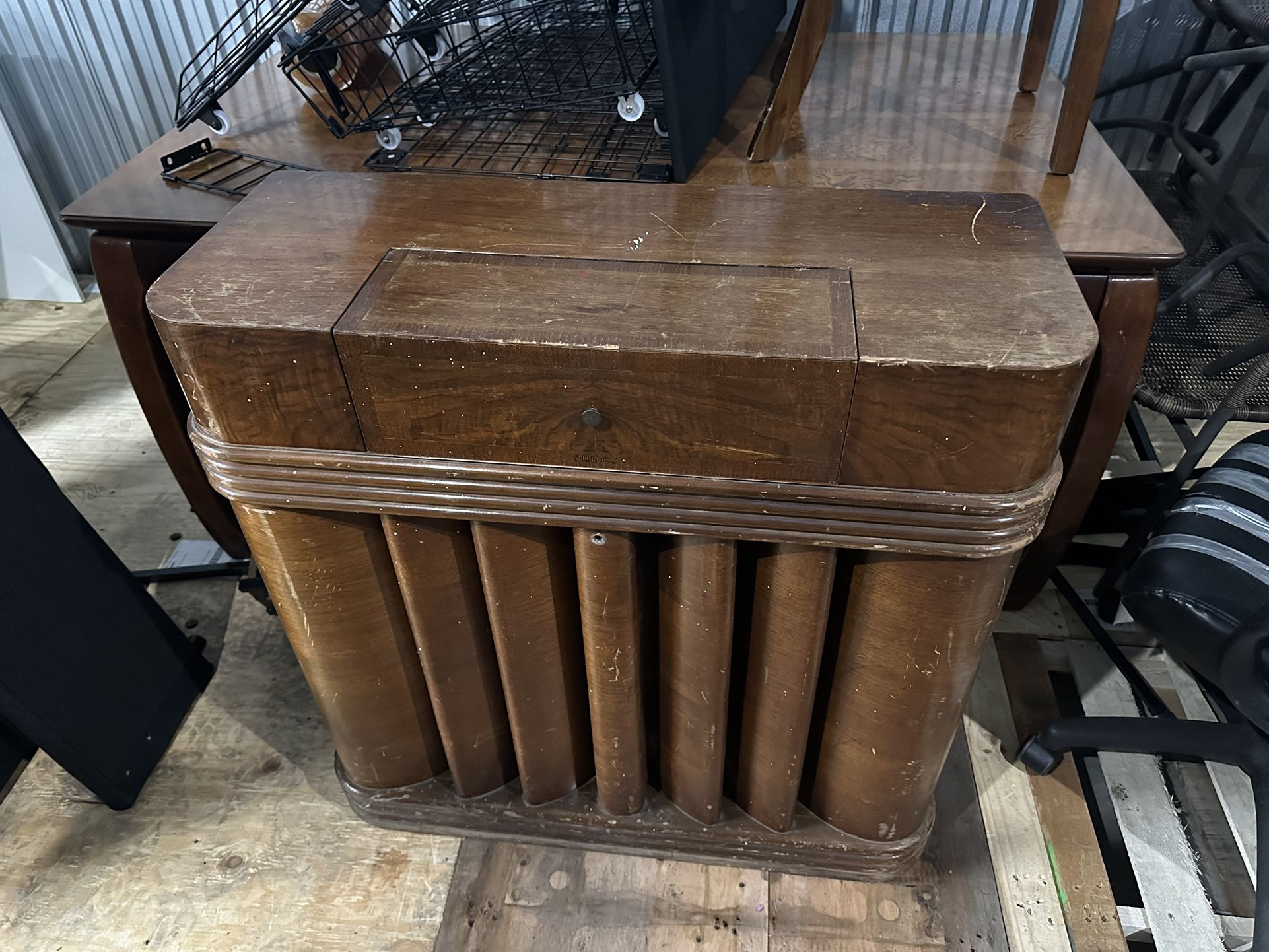 PHILCO 1941 COOL ART DECO 12 TUBE RADIO CONSOLE 41-300 NEED WORK  Measures 34.5" wide, 36" tall, 14" deep. The power cord is very old, dried broken, a
