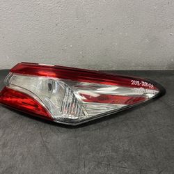 2018-2019-2020 TOYOTA CAMRY RIGHT TAIL LIGHT OEM USED