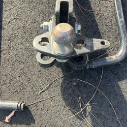 Tow Hitch With stabilizing sides