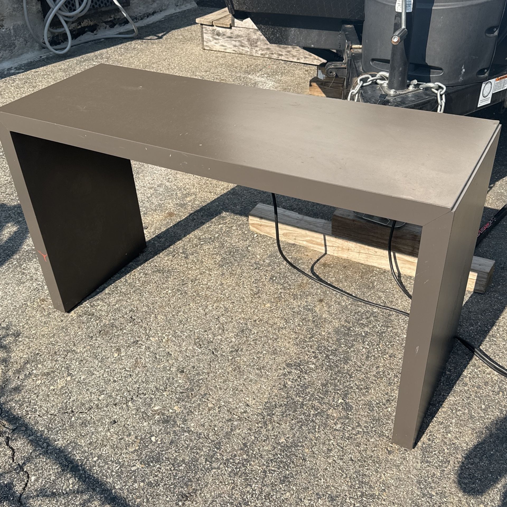 Desk With Plugs 