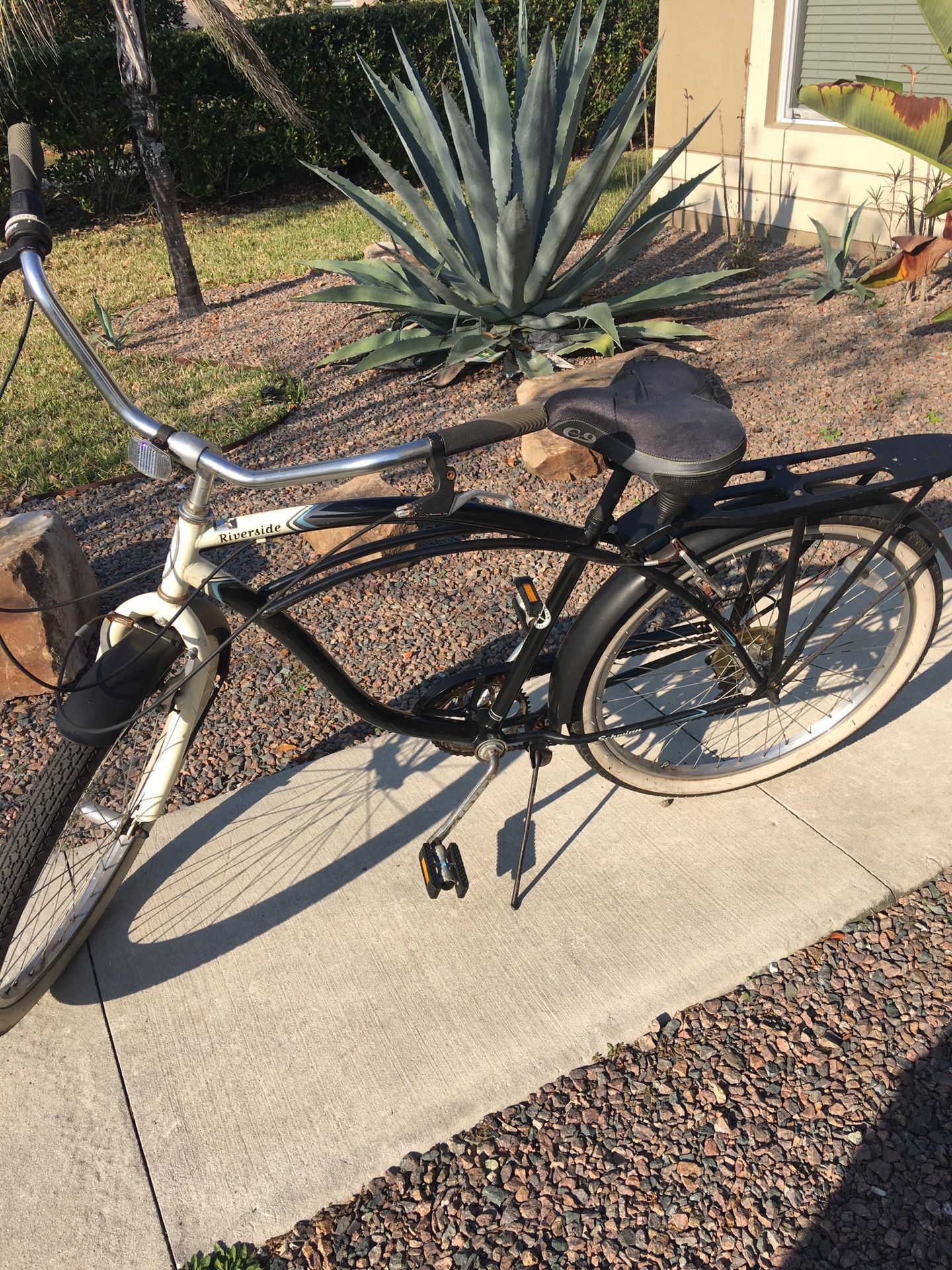 26-inch Schwinn Riverside Mens 7-speed Beach Cruiser for Sale in