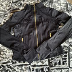 Black/Gold Cropped Lululemon Top (Size-6)