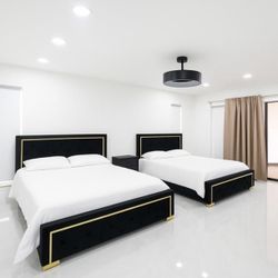 2 Queen Beds With 2 Night Stands. 2 Camas Queen Con 2 Mesas De Noche